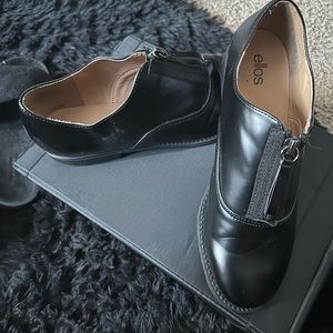 Ladies shoes/black zip up in the front